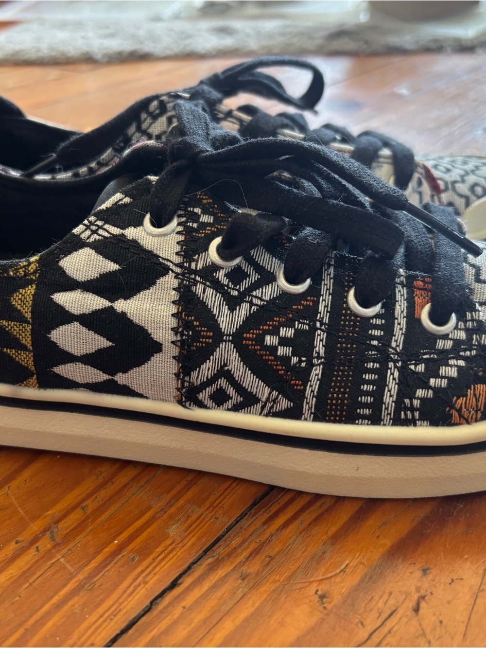 Keen-Elsa-Aztec size 7 sneaker - Picture 3 of 6